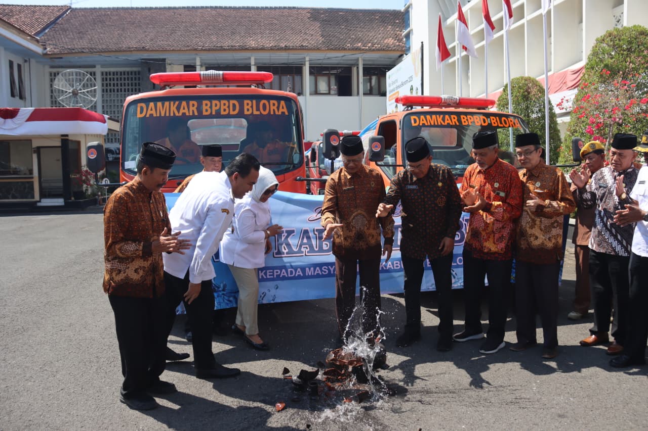 Kekeringan Melanda Blora, PWRI Salurkan 50 Tangki Air Bersih